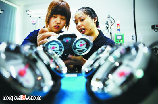 俊達摩托車儀表廠員工對產(chǎn)品進行終檢