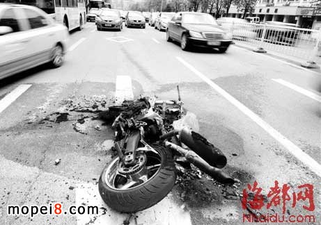 摩托車起火燒成廢鐵