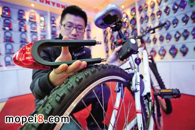 通用鎖具研發(fā)的新型發(fā)光自行車鎖還可以當(dāng)作尾燈