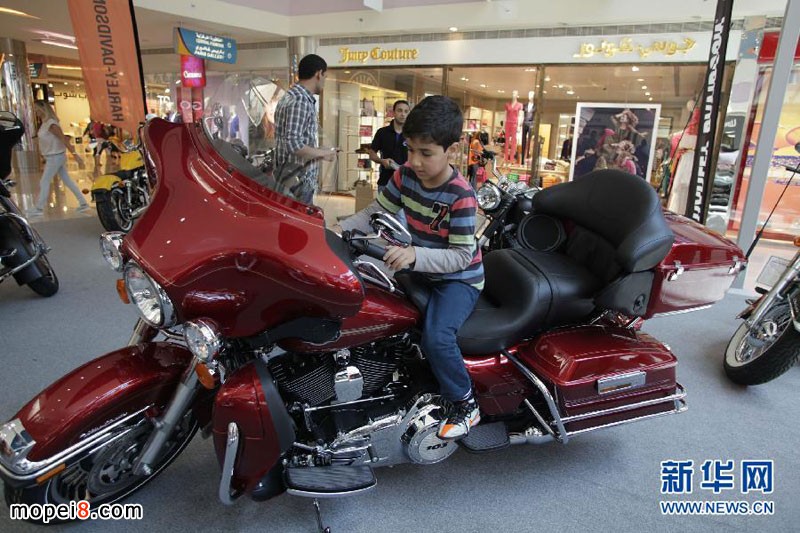 一名少年體驗(yàn)一部哈雷摩托車(chē)