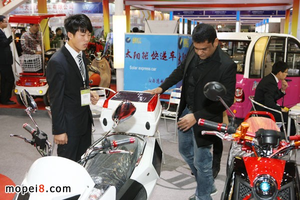 太陽(yáng)能驅(qū)動(dòng)的新能源摩托車