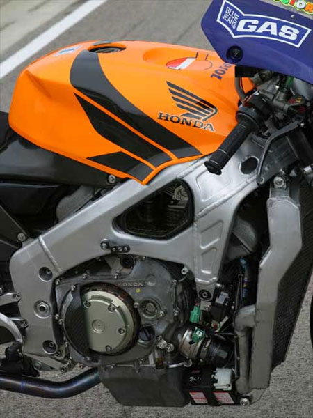 雙翼梁鋁合金車架環(huán)抱著纖巧的V5引擎