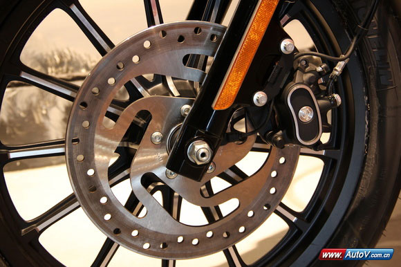 哈雷883硬漢2013款XL883N摩托車ABS制動