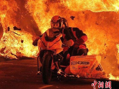 兩勇士騎摩托穿越百米火道創(chuàng)吉尼斯新紀(jì)錄