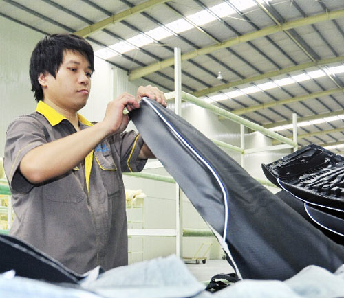 嘉逸皇冠的員工正在裝摩托車坐墊
