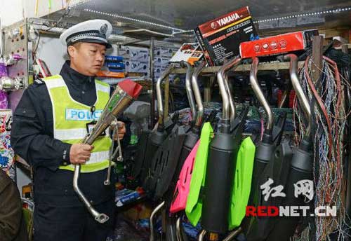 株洲交警查獲一非法改裝摩托車店