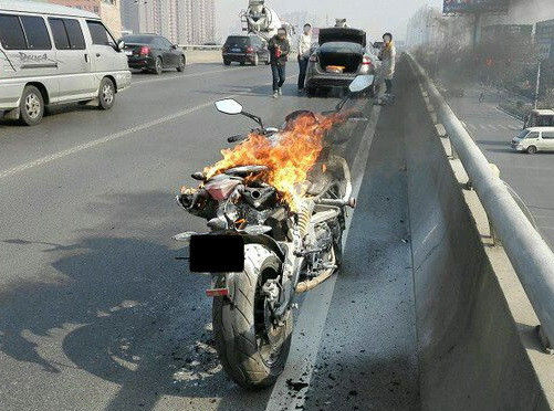 錢江黃龍600摩托車油路滲漏引起自燃