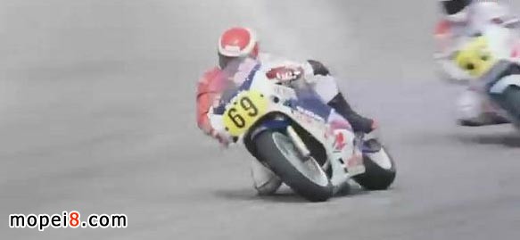 80年代典型的彎曲背脊式卡普摩托車動作