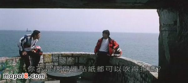 騎機車快到連貼紙都能被吹掉