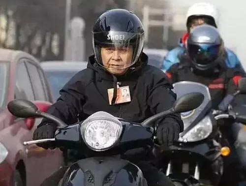 重慶宗申集團董事長左宗申委員騎摩托車參加兩會