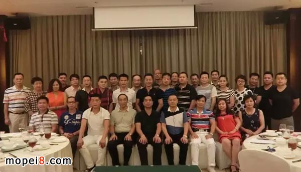 廣州市摩托車配件行業(yè)商會理事會成員合影