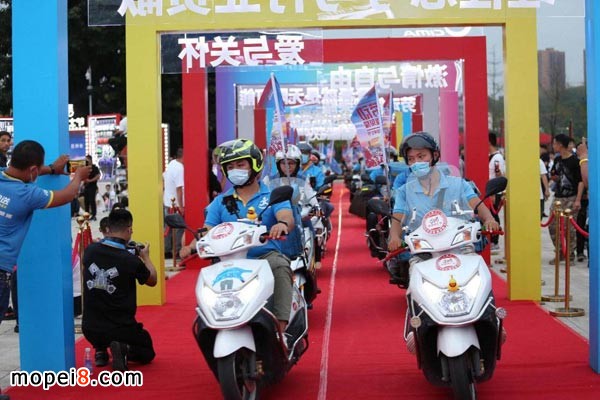 勞動騎士騎車走紅毯